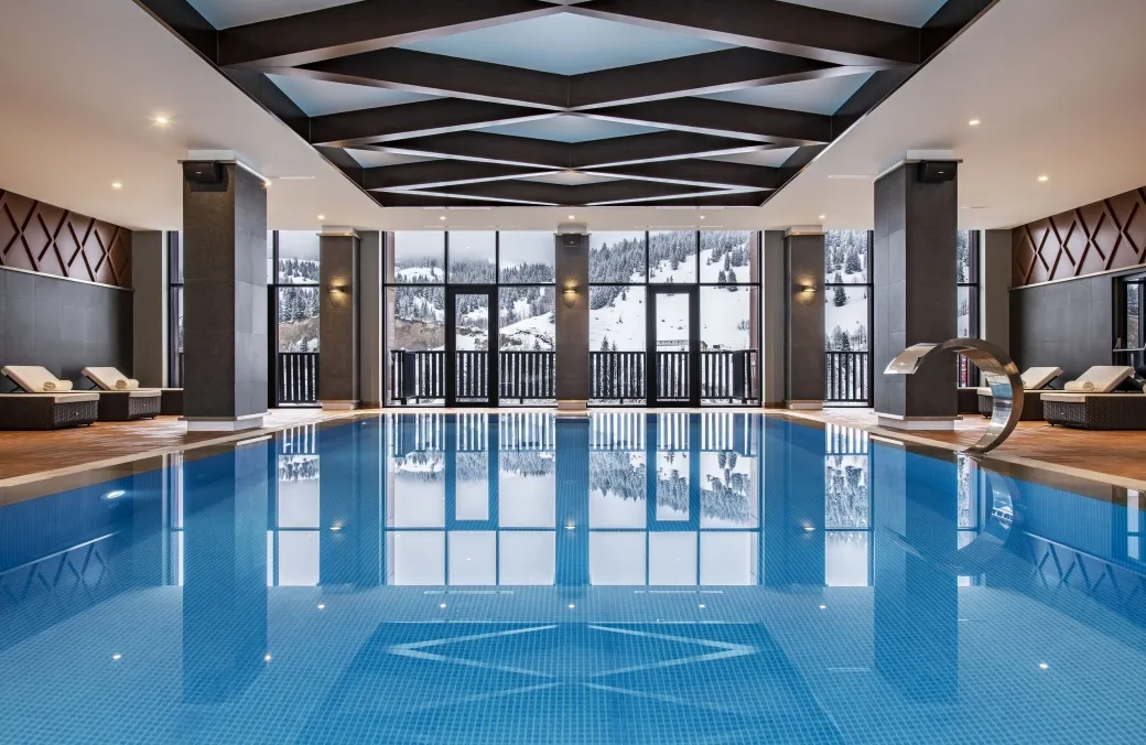 Garden Spa-ს დახურული აუზი სასტუმრო Ambassadori Goderdzi-ში, ფანჯრებს მიღმა თოვლით