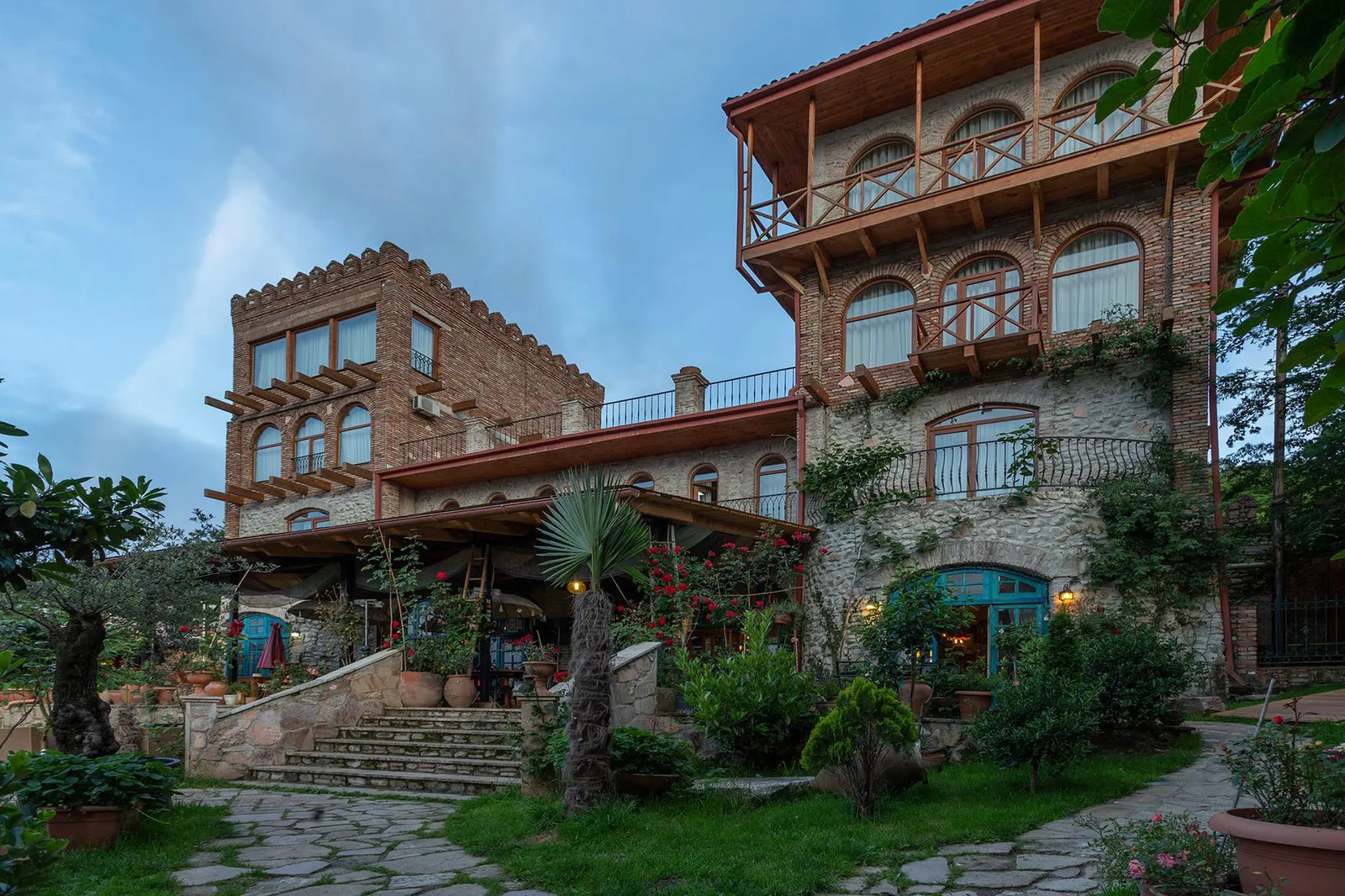 Каменные здания и сад Chateau Mere в Телави