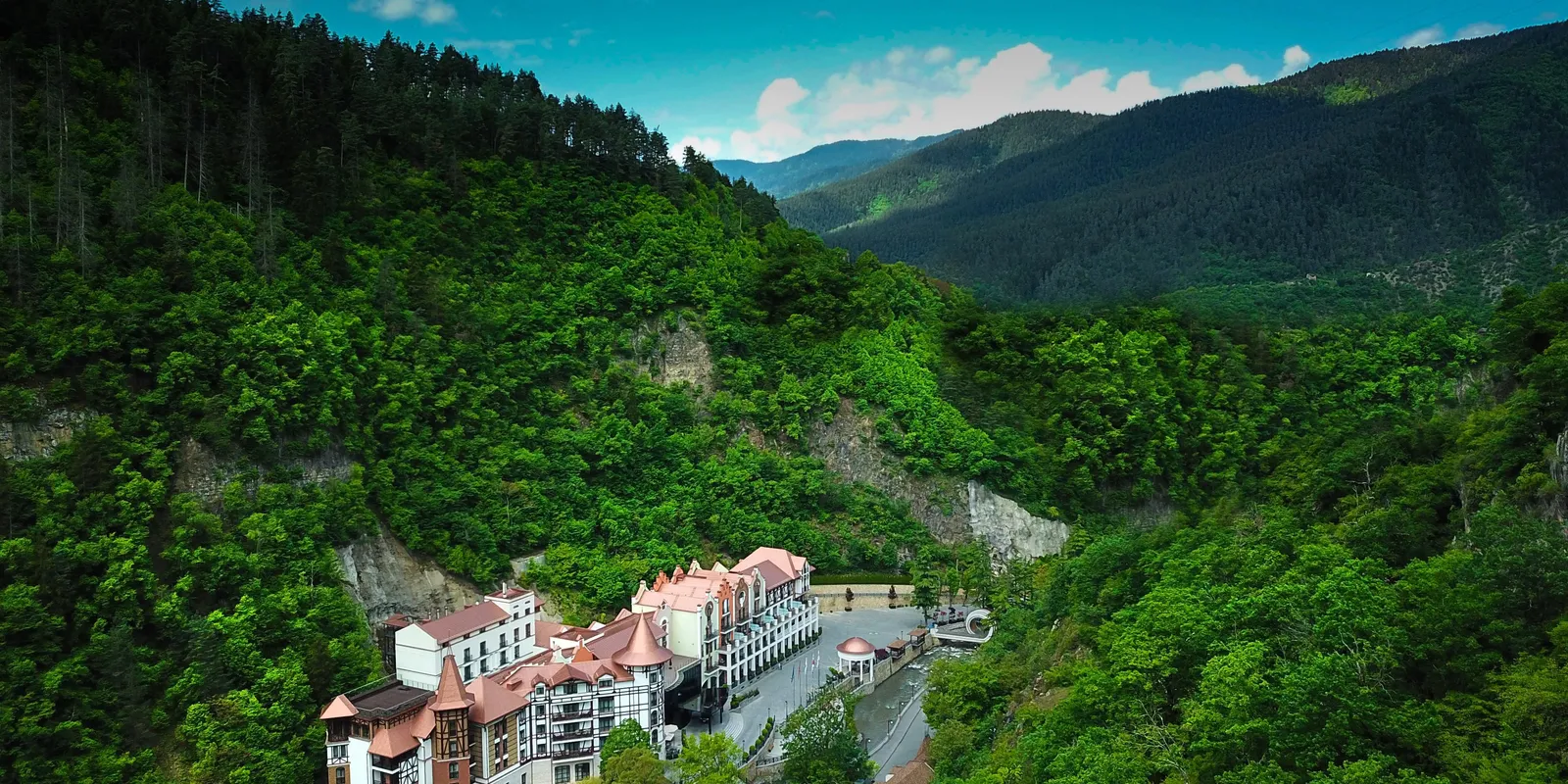 Crowne Plaza Borjomi в лесистом Боржомском ущелье, вид сверху