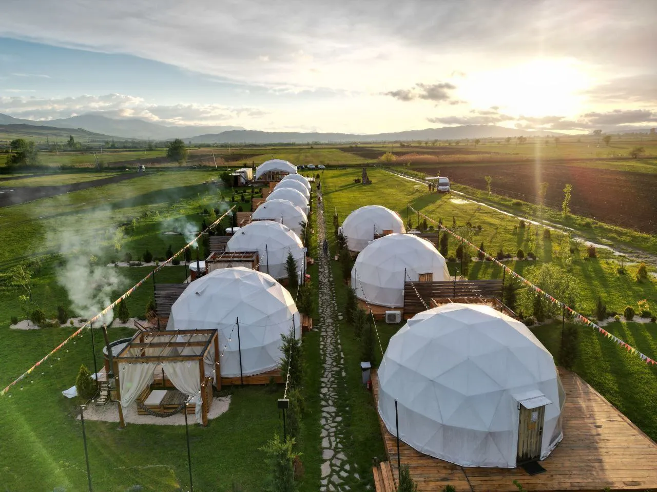 Jewelberry Glamping-ის თეთრი გუმბათები ვაკე მინდორზე მცხეთასთან