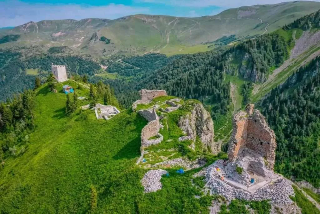 ხიხანის ციხის ნანგრევები მწვანე ქედზე, ზემოდან