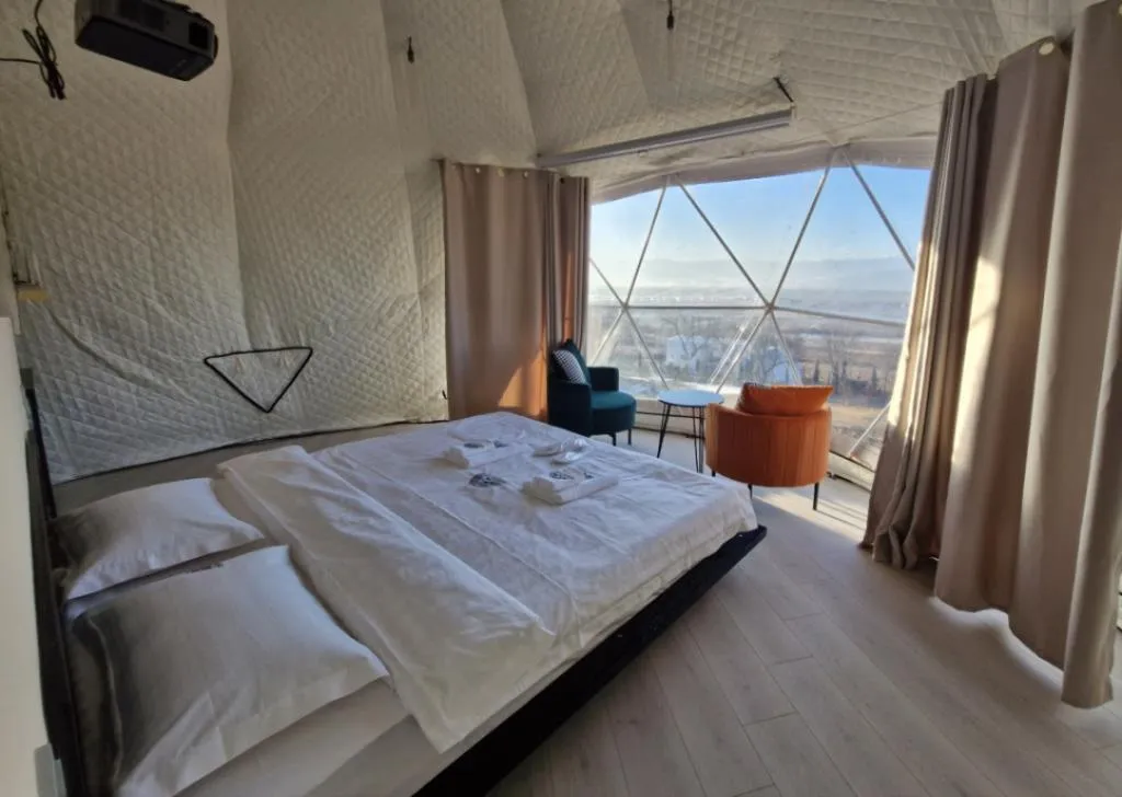 საწოლი პანორამული ფანჯრის წინ, Glamping Georgia, კრიხი