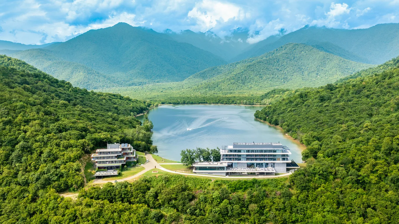 Kvareli Lake Resort ტბასთან, კავკასიონის ძირში, ზემოდან