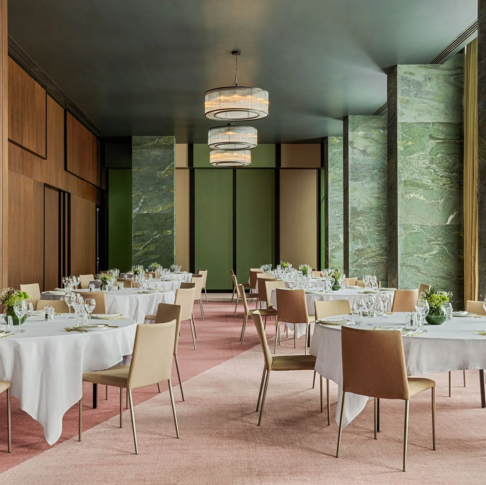 Le Meridien Batumi-ს საბანკეტო დარბაზი მრგვალი მაგიდებით