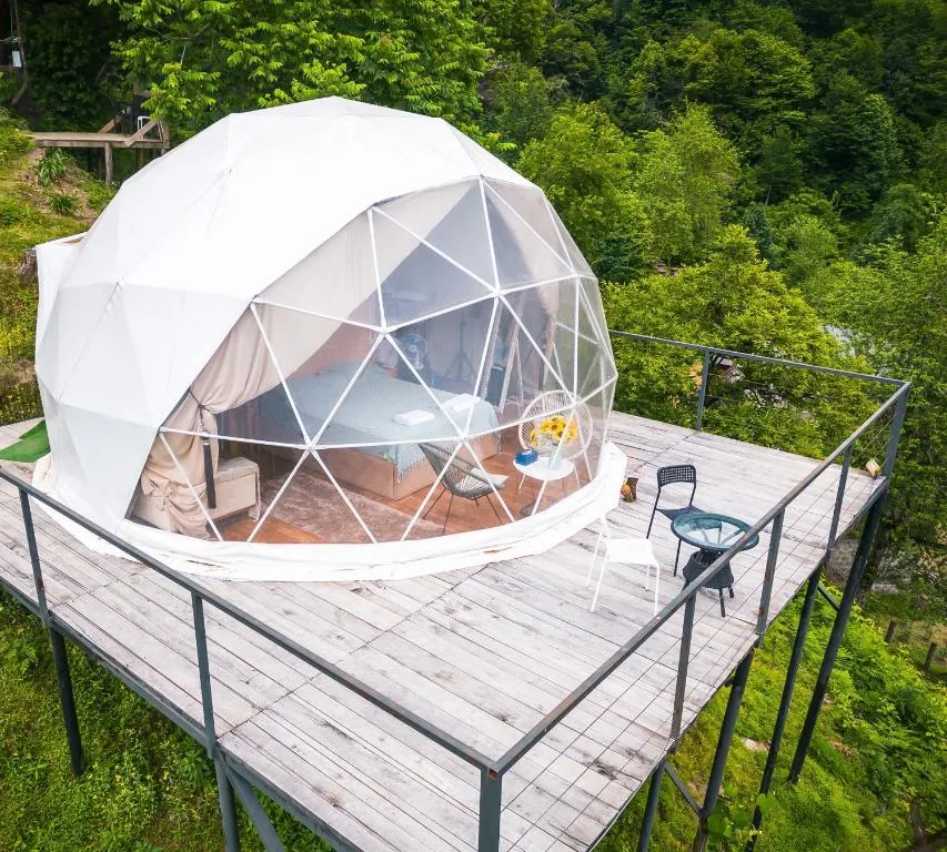 Mtirala Glamping-ის გუმბათი ხის პლატფორმაზე ტყეში