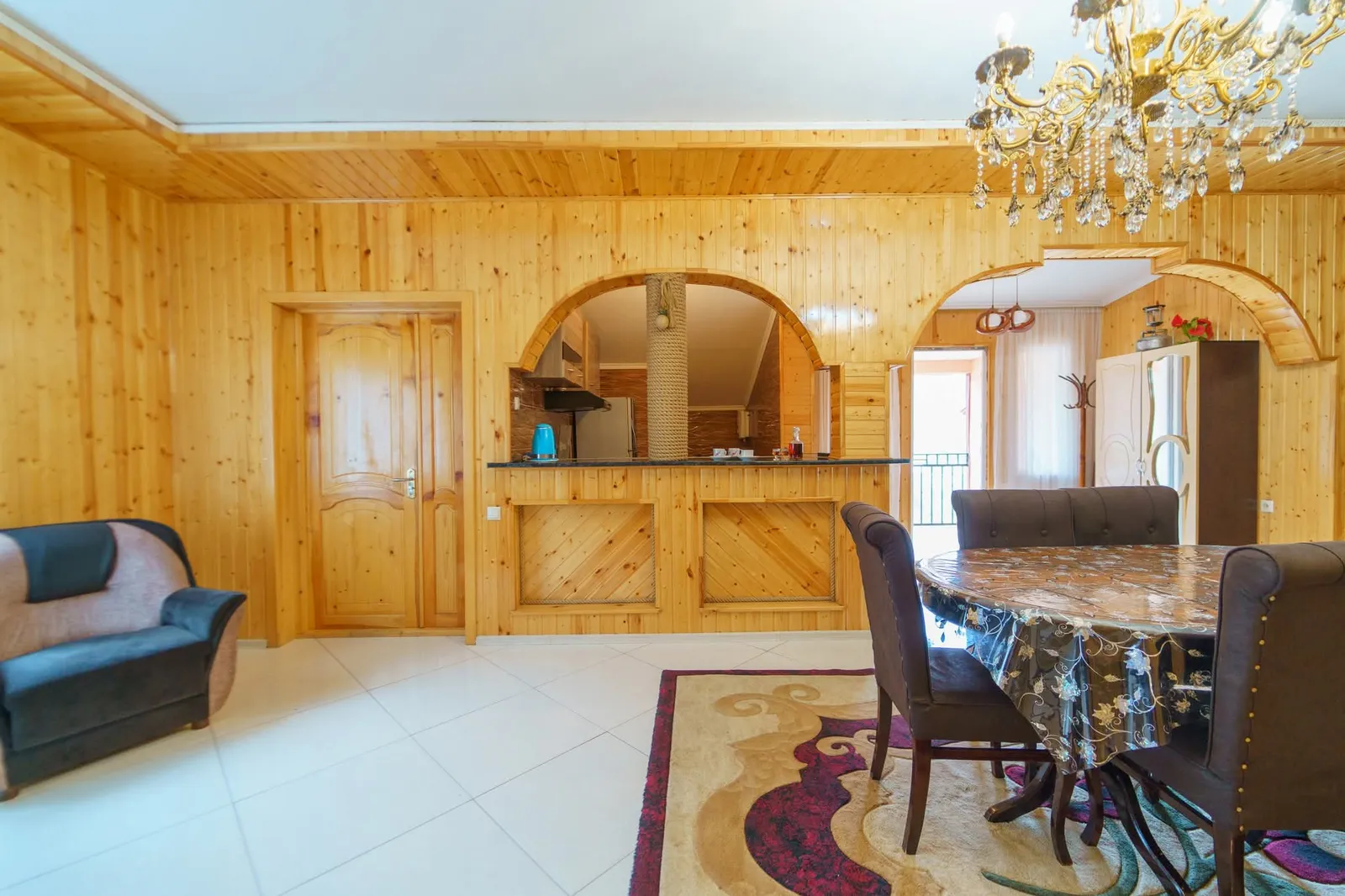 The wooden living room and kitchen of Guest House Nukri