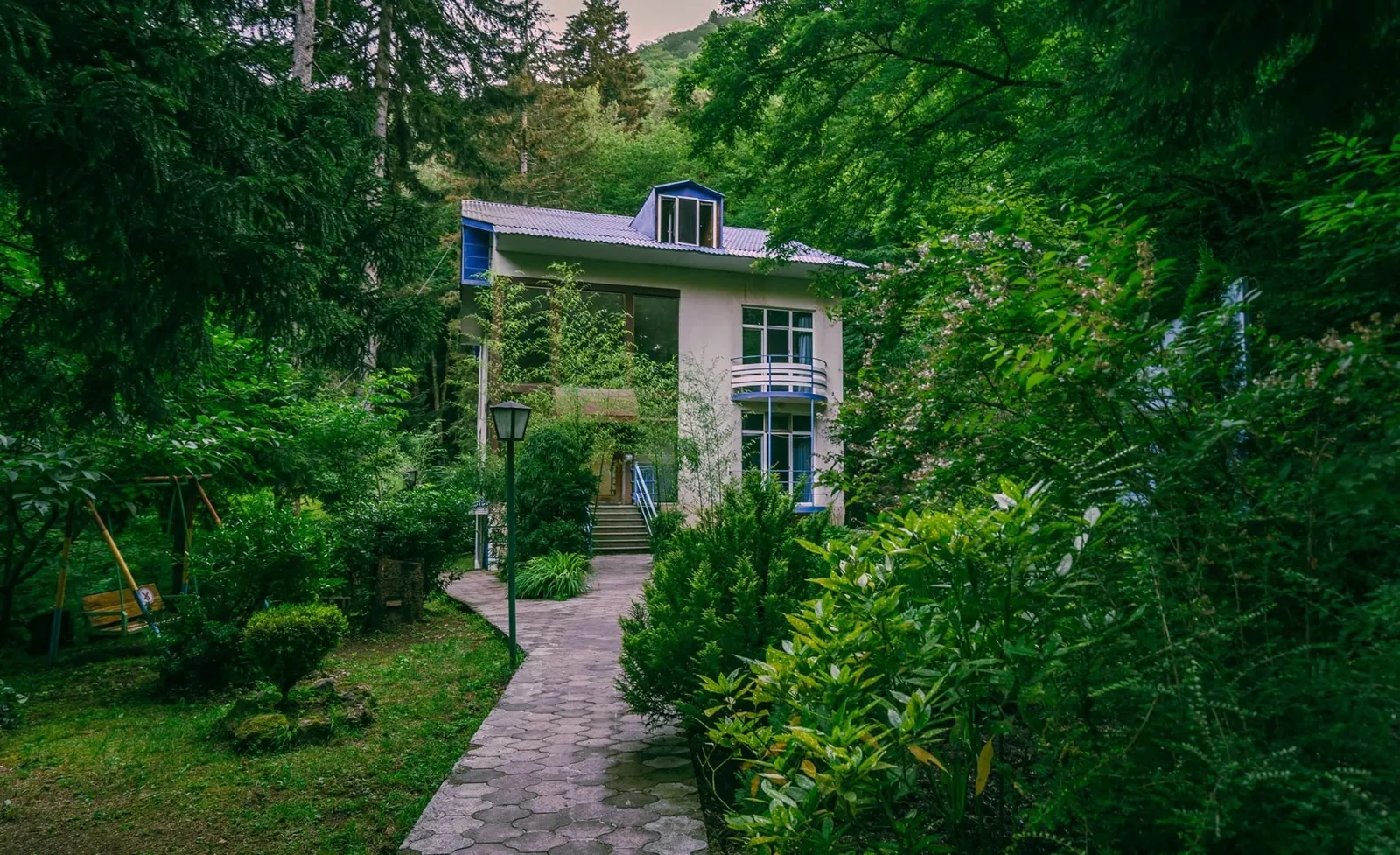 Главный дом Nunisi Forest Hotel среди деревьев