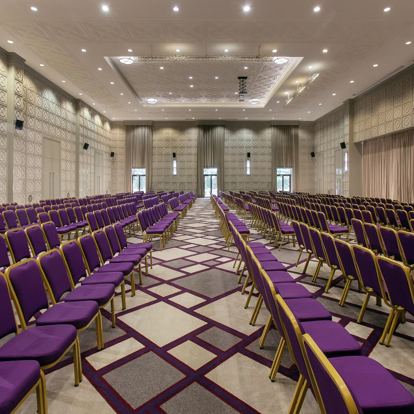 Sheraton Batumi-ს დიდი საბალო დარბაზი სკამების რიგებით
