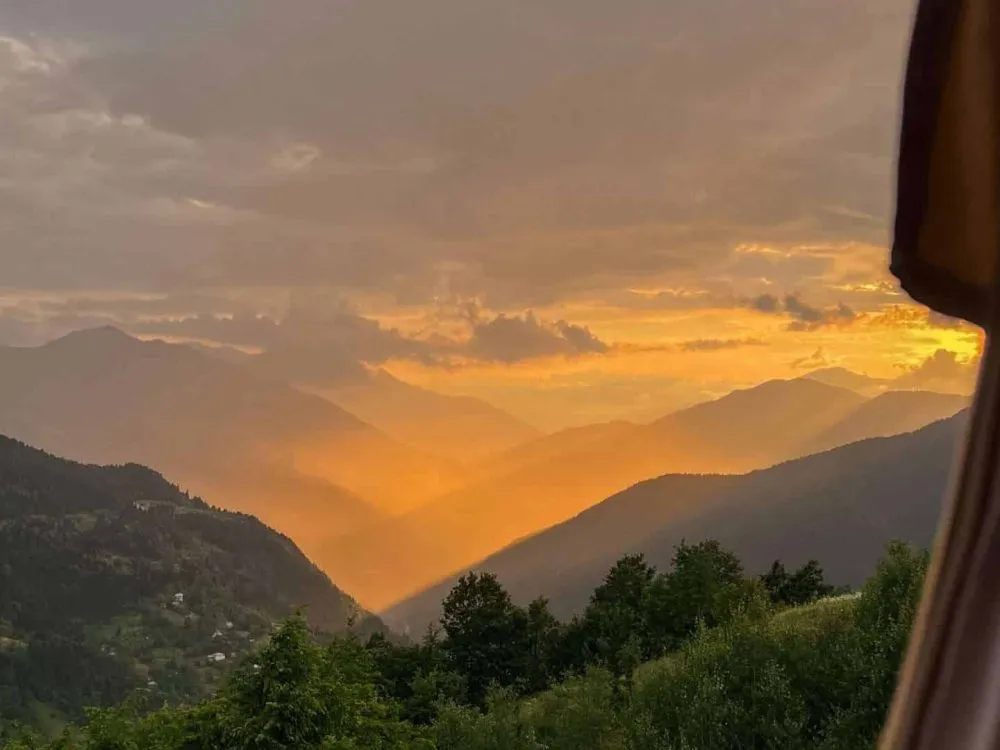 ნარინჯისფერი მზის ჩასვლა ხეობებზე, Glamping Tago-ს კარვიდან გაზაფხულზე