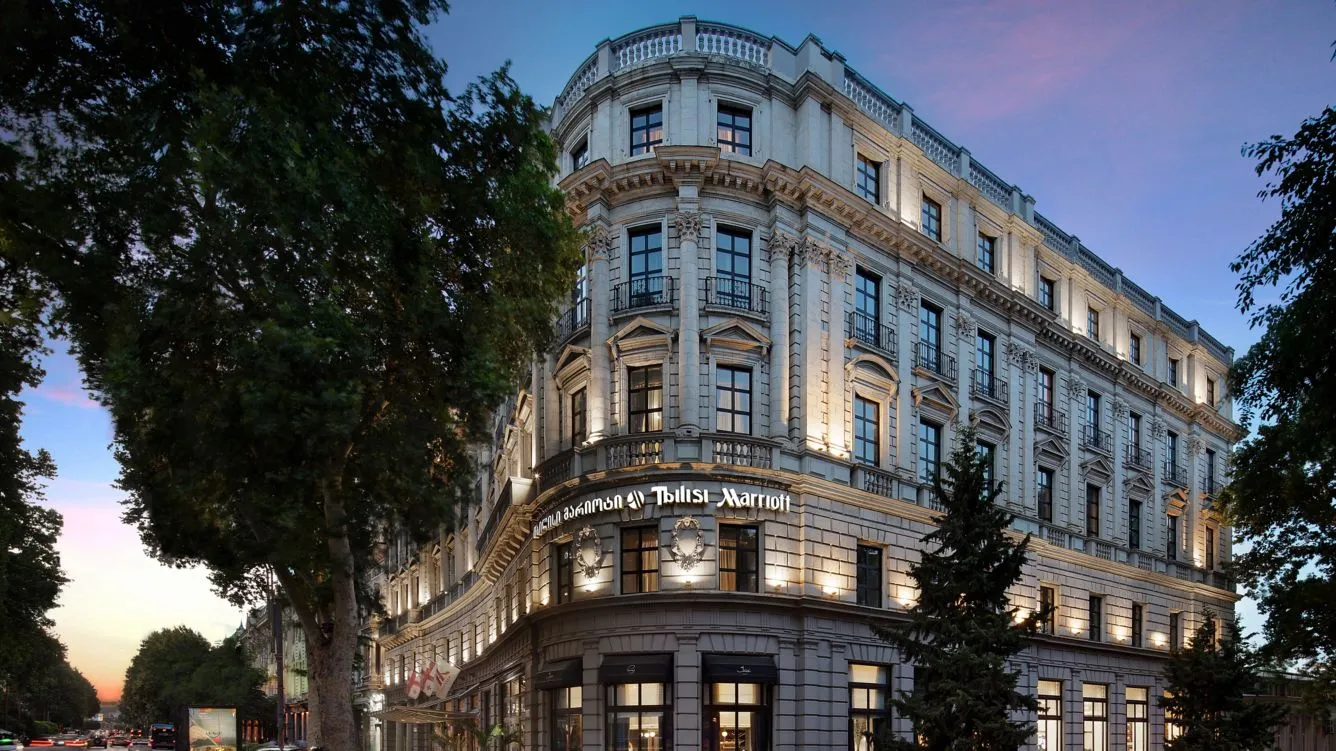 Tbilisi Marriott-ის ფასადი შებინდებისას