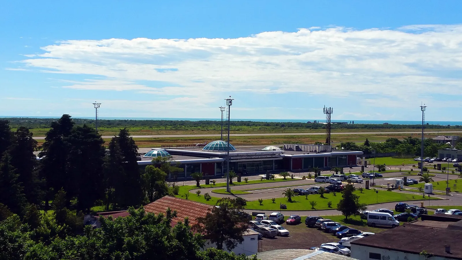 Терминал международного аэропорта Батуми спереди