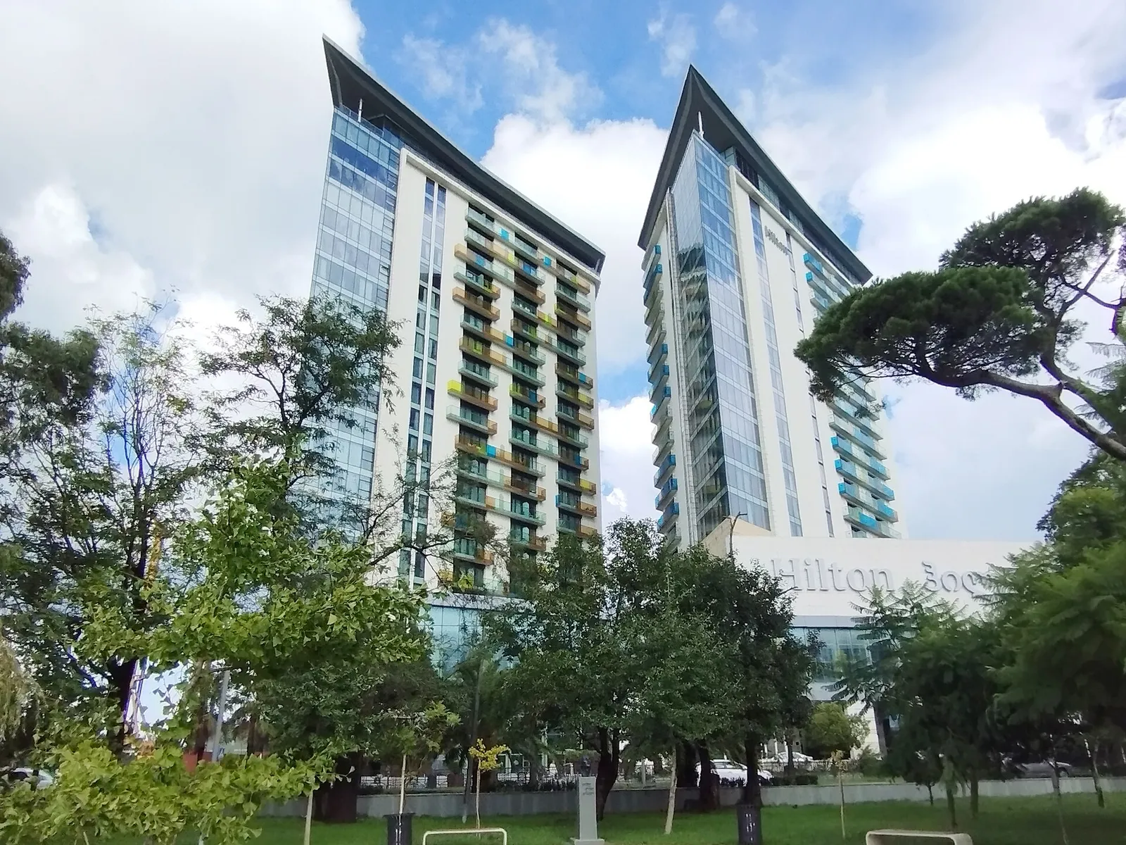 Башни Hilton Batumi из соседнего парка