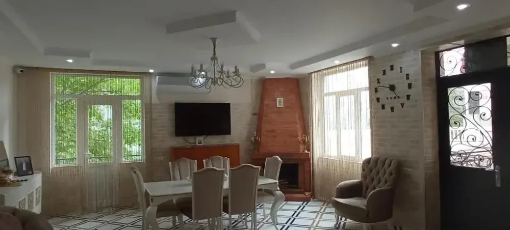 Гостиная с камином и обеденным столом в отеле Posta в Хуло