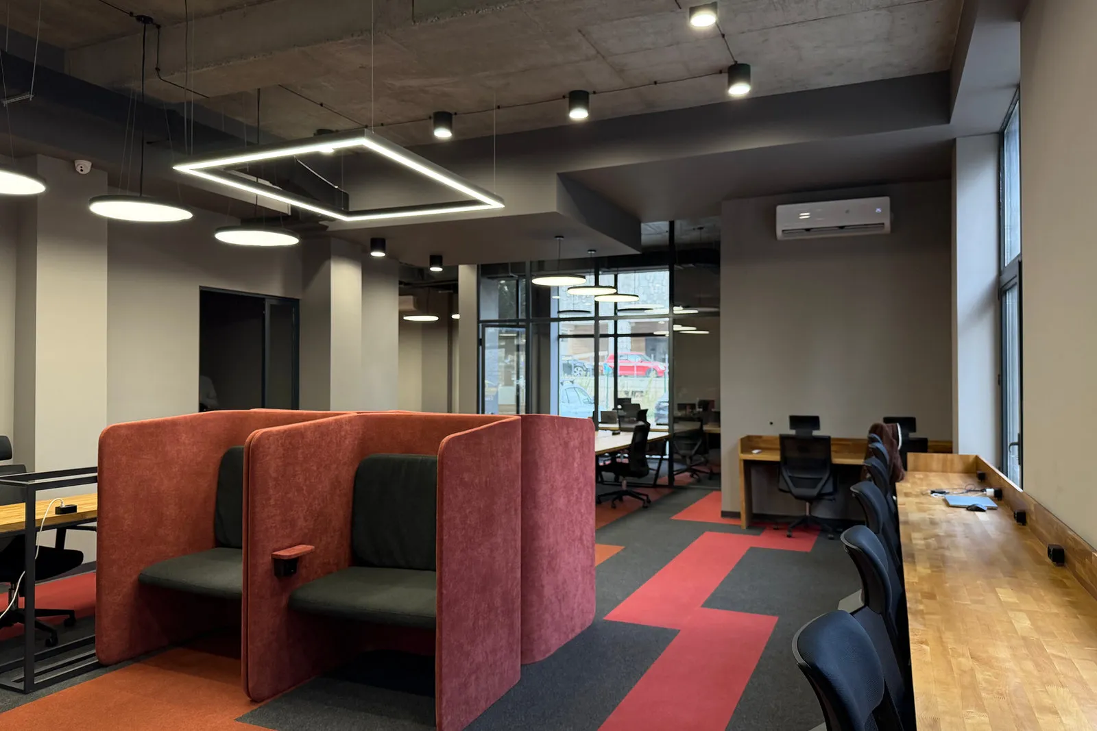 Мягкие рабочие кабинки и длинные столы в Hubitat Coworking в Тбилиси