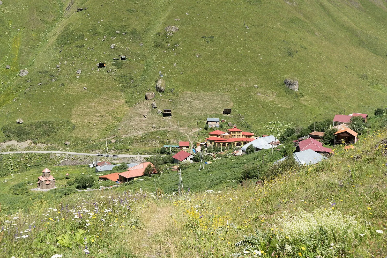 სოფელი ჯუთა ჭაუხის უღელტეხილისკენ მიმავალი ბილიკიდან, Zeta Camping სოფლის ზემოთ დგას