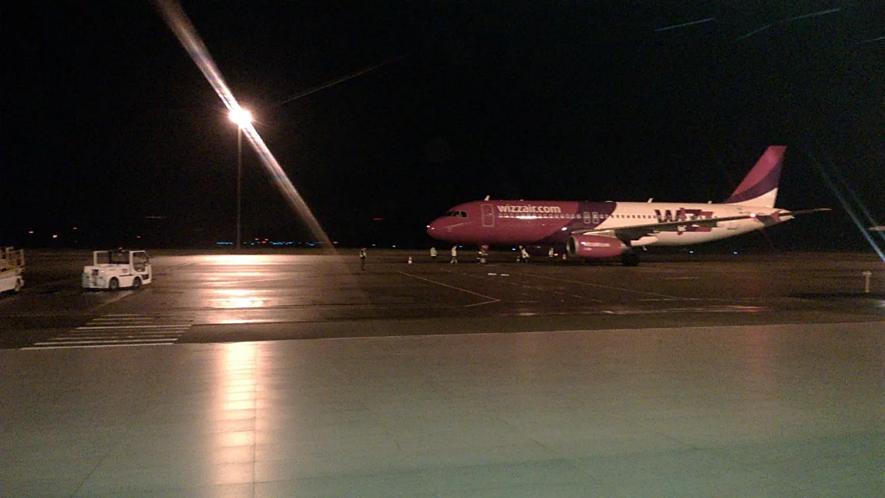 Самолёт Wizz Air перед терминалом международного аэропорта Кутаиси
