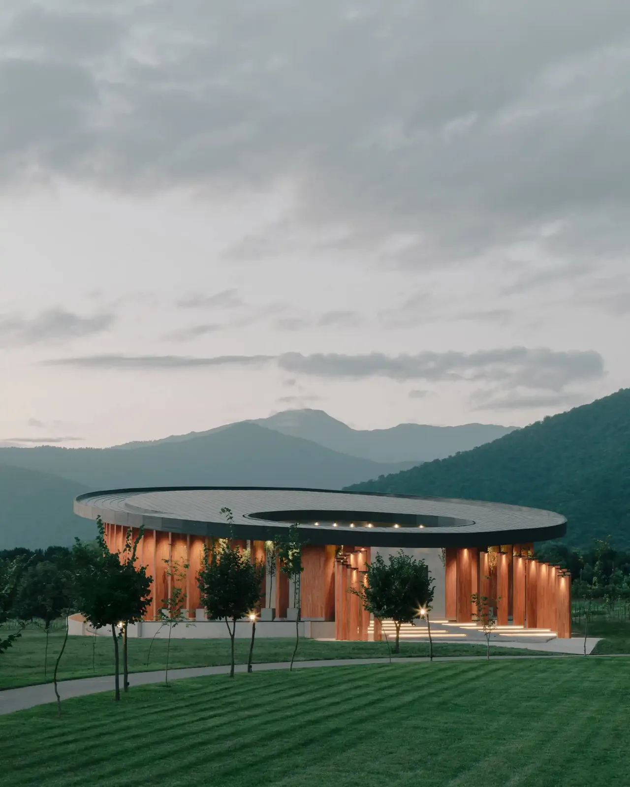 Круглый павильон для мероприятий на Lopota Lake Resort с лужайками и горами