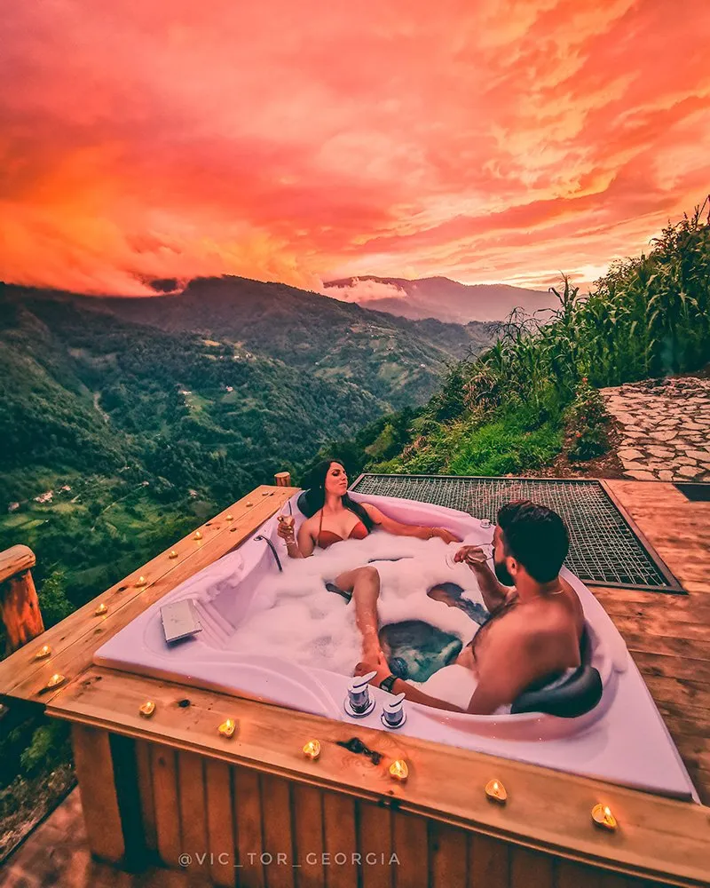 Outdoor jacuzzi at Eco House Merisi looking over a green valley