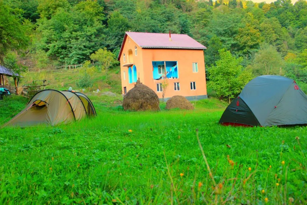 Guesthouse Oasis in Ghurta with two tents pitched in its green garden