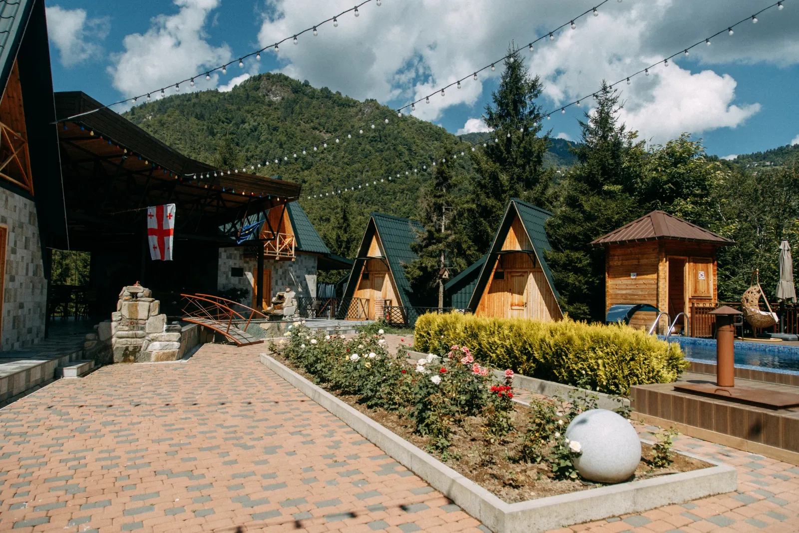 A-ფორმის კოტეჯები და ყვავილების ბაღი Vaio Resort-ში, ქედის მთებში