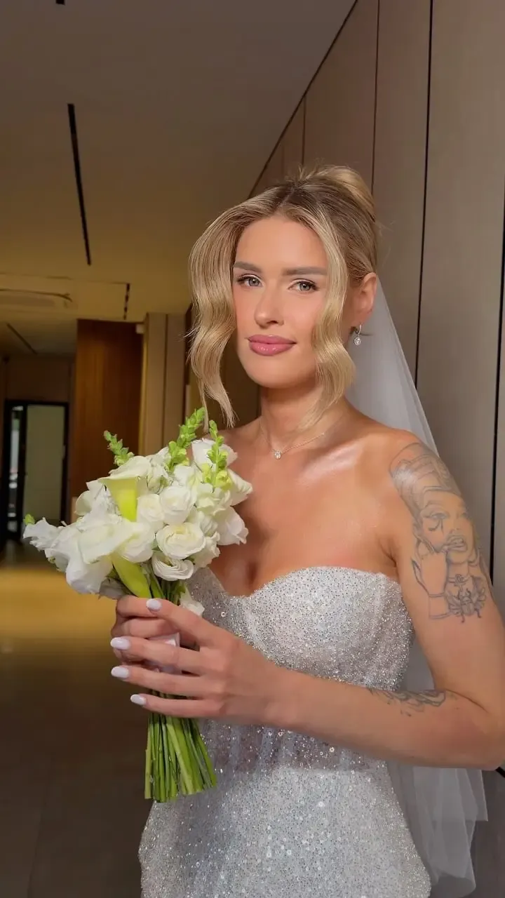 A bride with soft make-up and a white bouquet