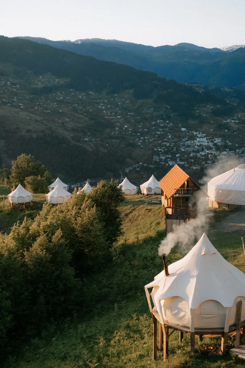 Glamping Tago-ს კარვები ქედზე, ქვემოთ სოფლითა და ხეობით