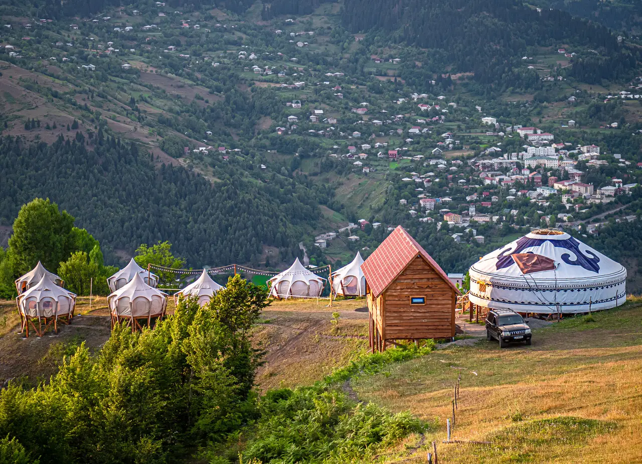 Палатки и юрта Glamping Tago на склоне над Хуло