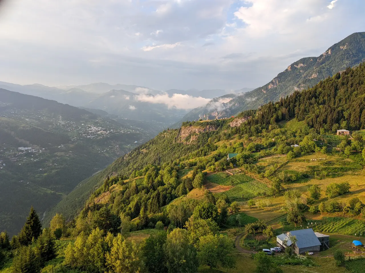 მწვანე ხულოს ხეობა სოფელ თაგოს ზემოთ მდებარე ქედიდან