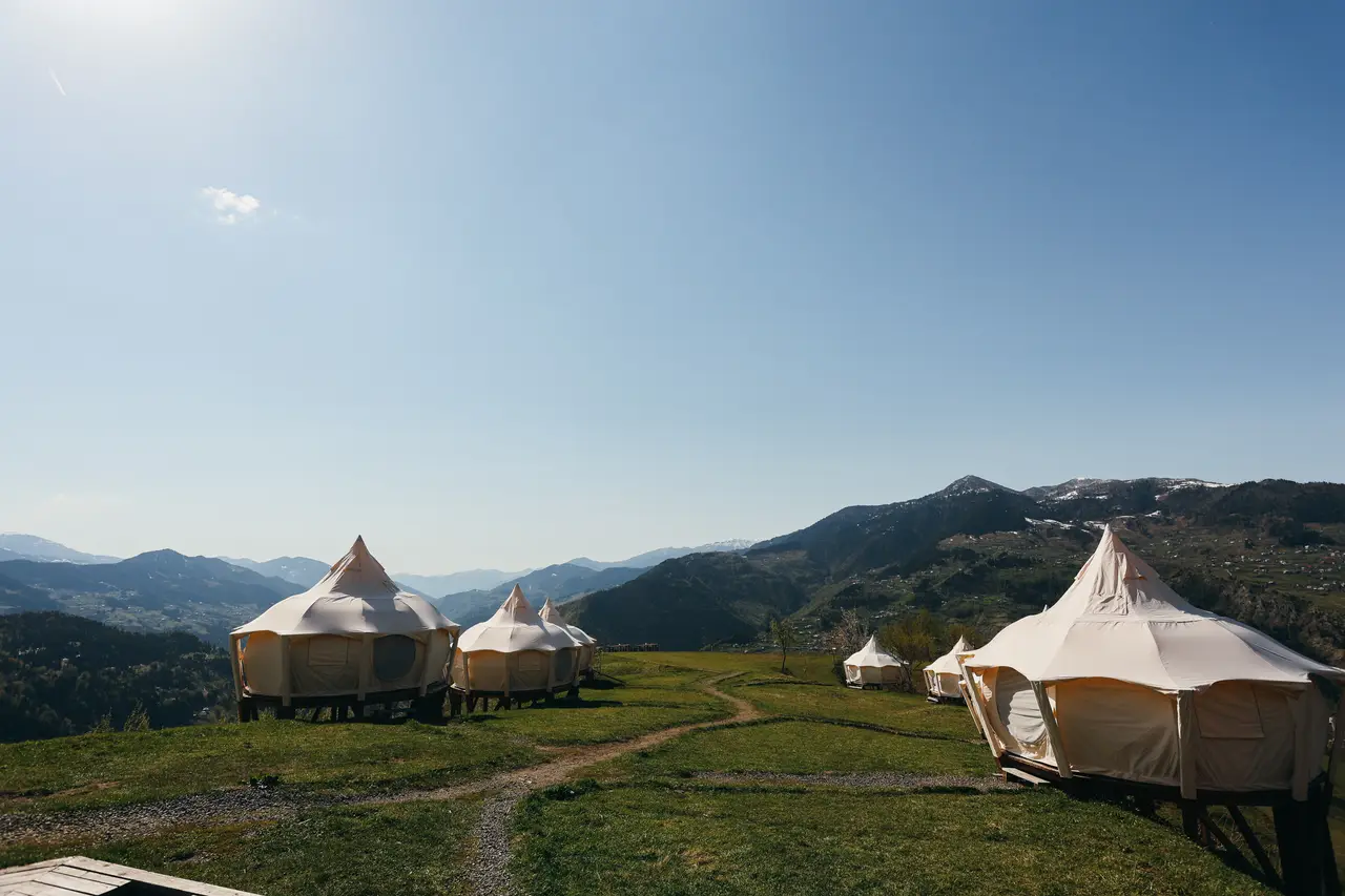 Glamping Tago-ის კარვები მწვანე ფერდობზე, აჭარის მთების პირისპირ