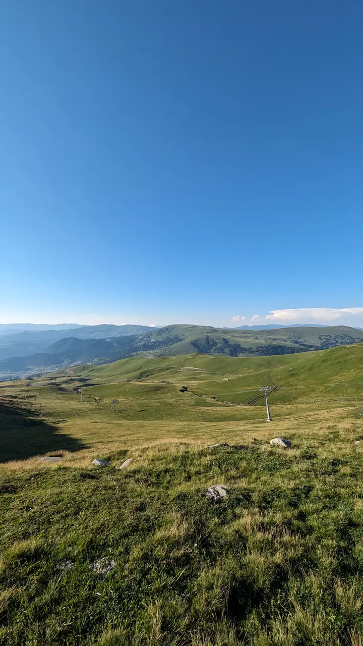 საბაგიროს ანძები გოდერძის მწვანე ფერდობებზე, მოწმენდილი ცის ქვეშ