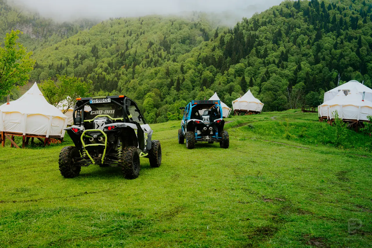 ჯიპები Glamping Tago-ს მდელოზე