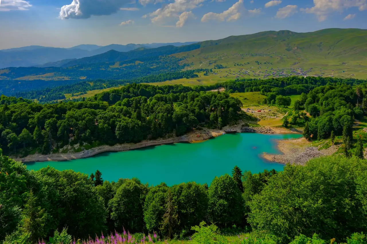 The turquoise Green Lake surrounded by forest under a blue sky