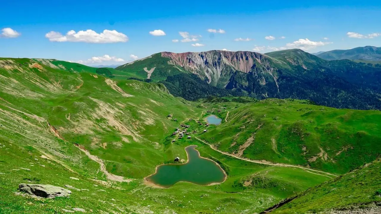 შუამთის ტბები მწვანე მაღალმთიან მდელოებში, ზემოდან