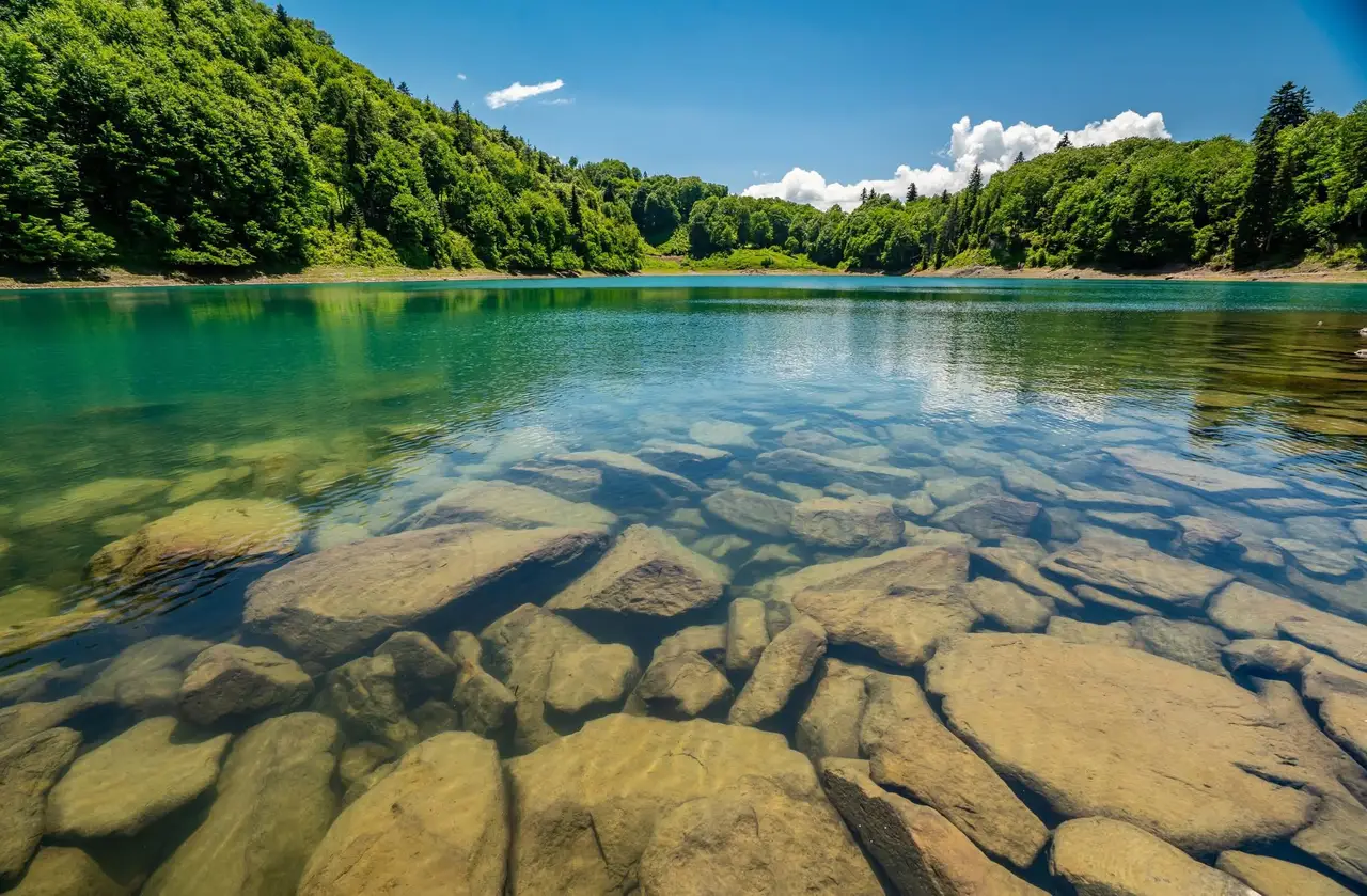Clear turquoise water over stones at the edge of Green Lake