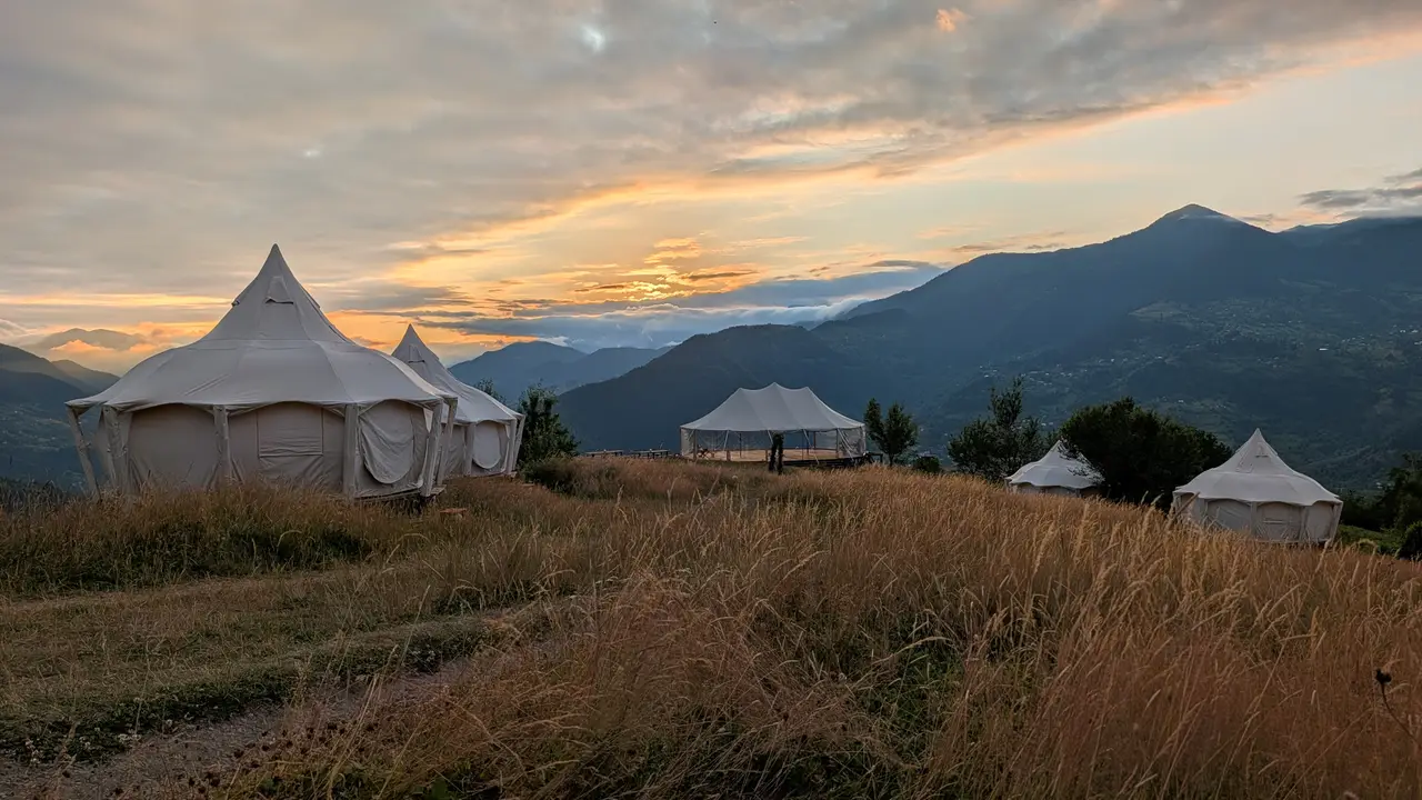 თეთრი კარვები ქედზე სოფელ თაგოს ზემოთ, მზის ჩასვლისას